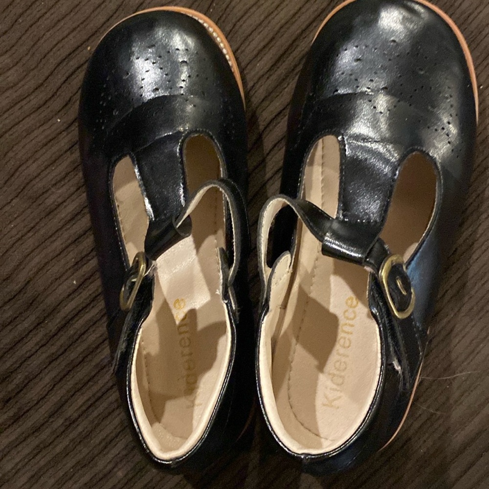 Girl’s Mary Jane shoes
